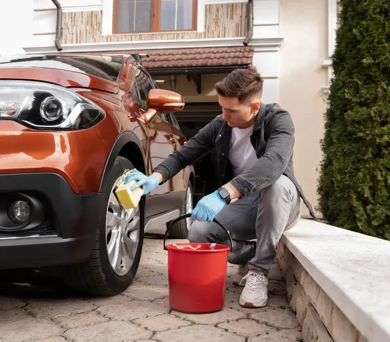 Lavage auto à domicile La Croix-Blanche : professionnel intervenant sur un véhicule